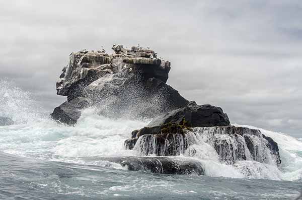 83 - Ecuador - islas Galapagos - islote y olas